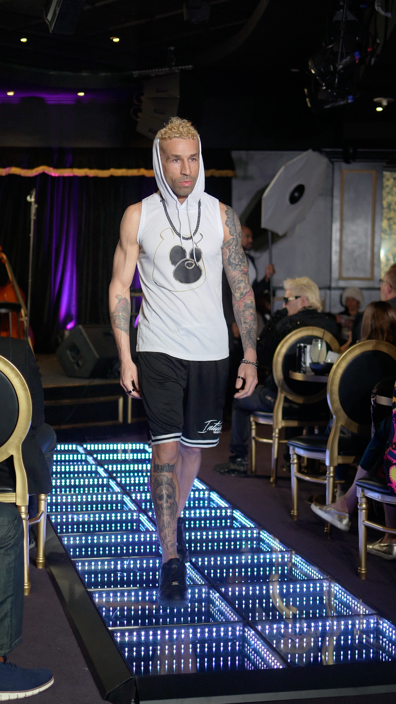 INTIIVA MENS HOODED SLEEVELESS DRIFIT T SHIRT GOLD BEAR